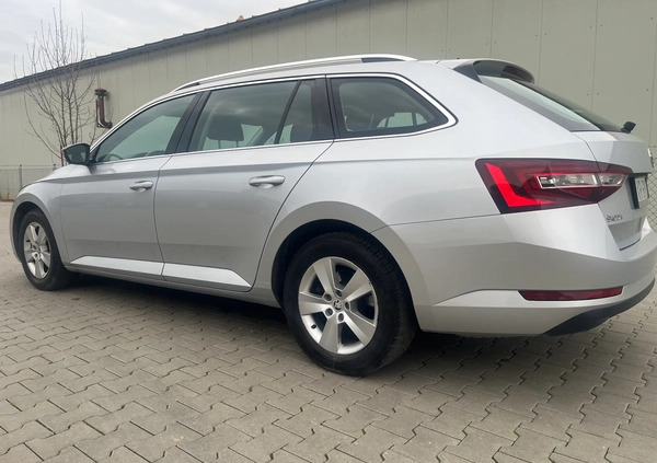Skoda Superb cena 69900 przebieg: 142000, rok produkcji 2017 z Rymanów małe 466